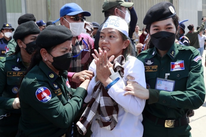 Der kambodschanische Umweltaktivist Phuon Keoraksmey (C) wird in der Nähe des Stadtgerichts von Phnom Penh nach einem Urteilsspruch in Phnom Penh verhaftet. Foto: epa/Kith Serey