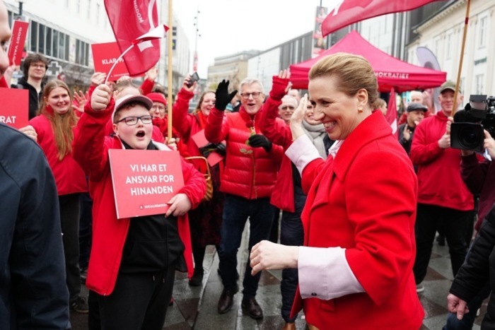 Die dänische Ministerpräsidentin und Vorsitzende der Sozialdemokraten, Mette Frederiksen (rechts), begrüßt am Wahltag Passanten auf der Straße am Nytorv in Aalborg. Foto: epa/Henning Bagger