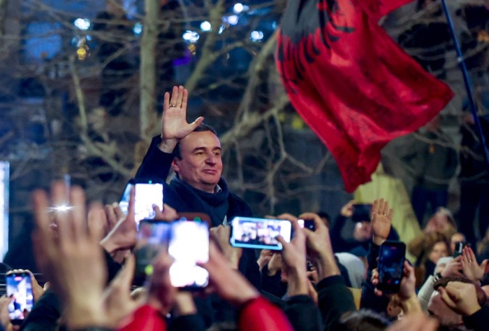 Der amtierende kosovarische Ministerpräsident Albin Kurti begrüßt Anhänger nach der Parlamentswahl in Pristina. Foto: epa/Georgi Licovski