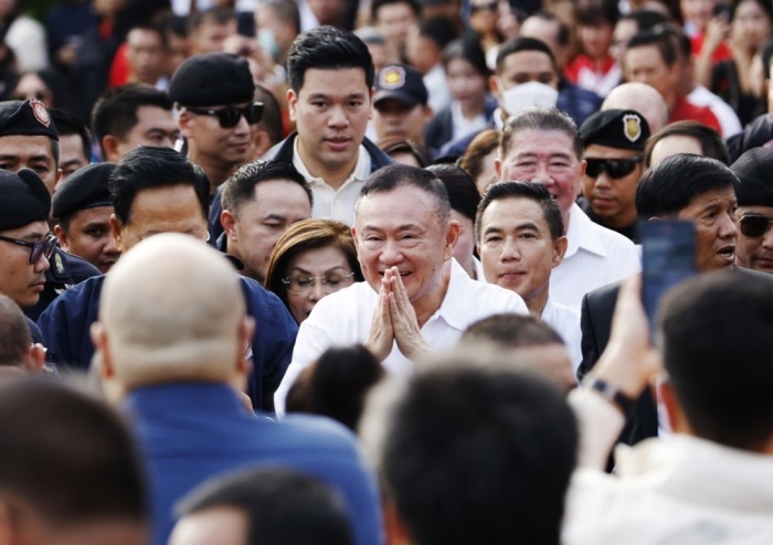 Der frühere Premierminister Thaksin Shinawatra wurde anlässlich des 48. Geburtstags von Königin Suthida durch eine königliche Begnadigung von seiner Reststrafe entbunden. Foto: epa/Rungroj Yongrit