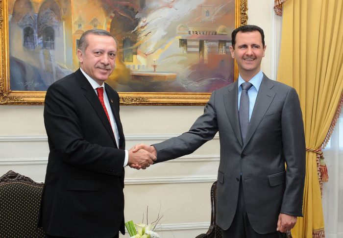 Der syrische Präsident Bashar al-Assad (R) empfängt den türkischen Premierminister Recep Tayyip Erdogan (L) zu einem Treffen in Aleppo. Foto: epa/Sana