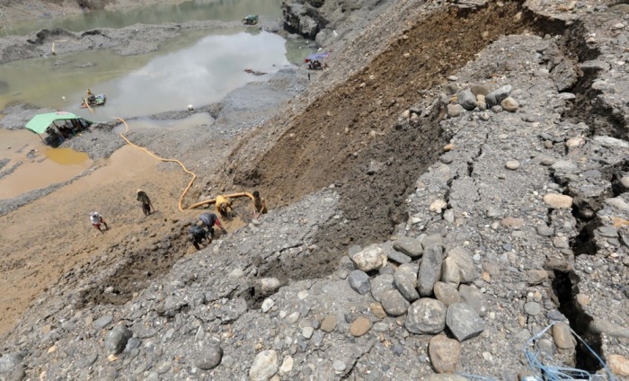 Bergleute suchen im Jadeabbaugebiet HpaKant im Bundesstaat Kachin nach Jadesteinen. Foto: epa/Nyein Chan Naing