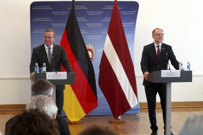 Der deutsche Verteidigungsminister Boris Pistorius (L) und sein lettischer Amtskollege Andris Spruds geben nach einem Treffen in Riga, Lettland, eine gemeinsame Pressekonferenz. Foto: epa/Toms Kalnins