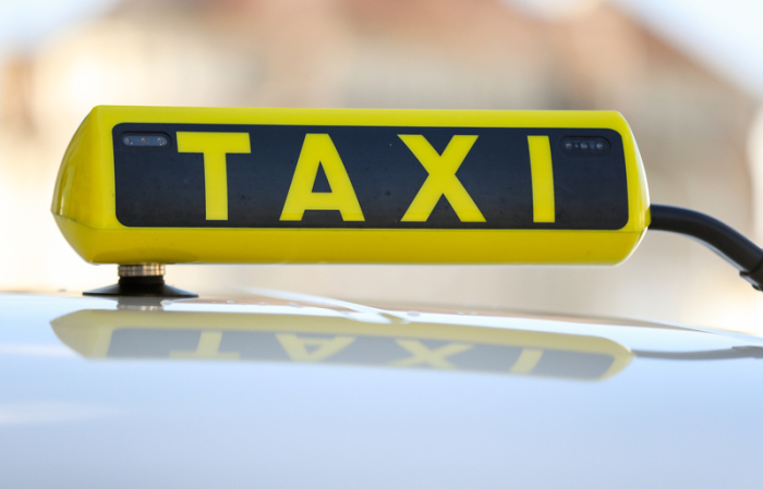 Ein Taxischild an einem Taxi. Foto: Jan Woitas/dpa-zentralbild/dpa