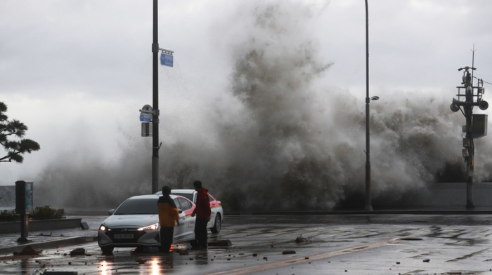 Wellen brechen über den Wellenbrecher in Busan, Südkorea. Tausende von Menschen mussten in Südkorea evakuiert werden, als der Taifun Hinnamnor am Dienstag in den südlichen Regionen. Foto: Yonhap via AP/dpa