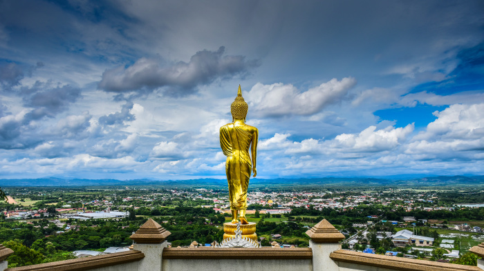 Im Wat Phra That Khao Noi blickt eine hochverehrte stehende Buddhastatue über die malerische Provinz. Foto: Nuttapong/Adobe Stock