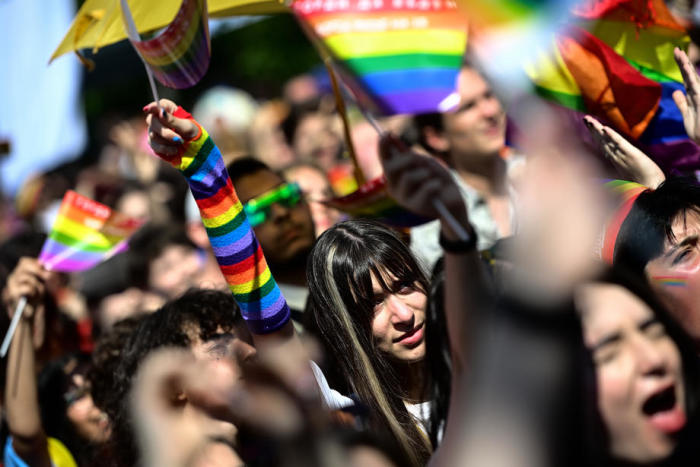Menschen nehmen an der Pride-Parade in der Innenstadt von Sofia teil. Foto: epa/Vassil Donev