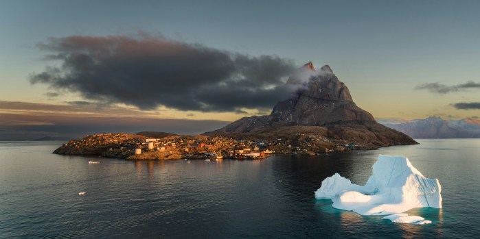 Eisberge und eine Siedlung im Abendlicht zeigen die raue Schönheit Grönlands, das geopolitisch von wachsendem Interesse ist. Foto: Unsplash/Mads Schmidt Rasmussen