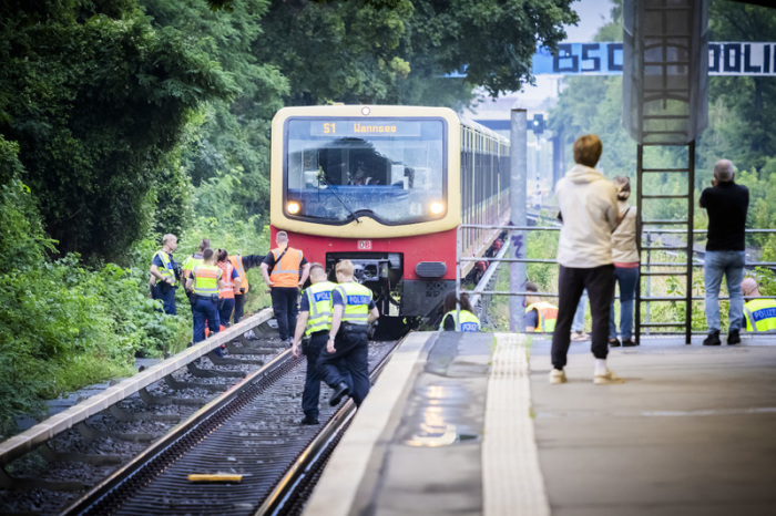 Einsatzkräfte stehen am S-Bahnhof Sundgauer Straße vor einer S-Bahn der Linie S1, nachdem diese mit einem Baum kollidiert ist. Foto: Christoph Soeder/dpa