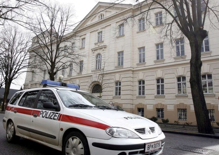 Im Hintergrund passiert ein Polizeiauto das Gerichtsgebäude von St. Pölten. Foto: epa/Herbert P. Oczeret