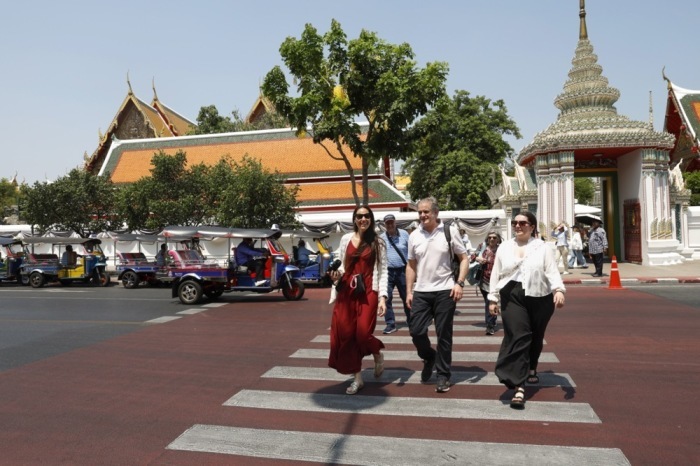 Ausländische Touristen nach einem Besuch des Wat Pho, auch bekannt als Tempel des liegenden Buddha, in Bangkok am 7. April 2026. Foto: epa/Rungroj Yongrit