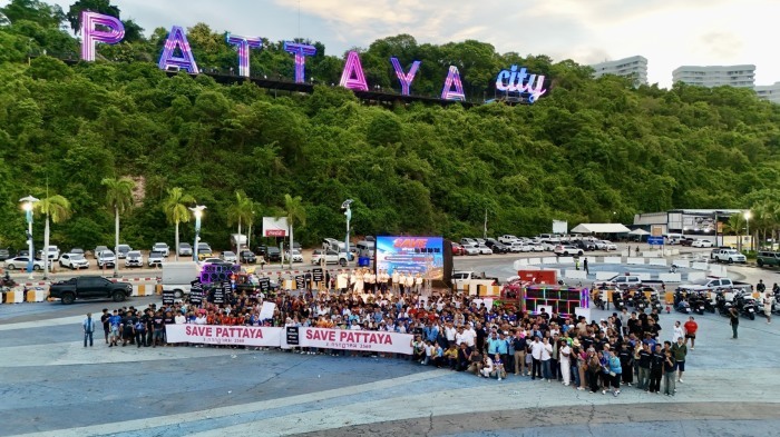 Mehrere tausend Einwohner, Unternehmer und Beschäftigte versammelten sich am Bali-Hai-Pier zur Kundgebung „Save Pattaya“, um ein Zeichen für den Ruf der Touristenstadt zu setzen. Bild: TMN.TV