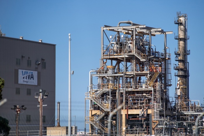 Schäden sind an der Raffinerie von Viva Energy in Geelong zu sehen, nachdem ein Brand mit Explosionen die Produktion beeinträchtigt hat. Foto: epa/Jay Kogler