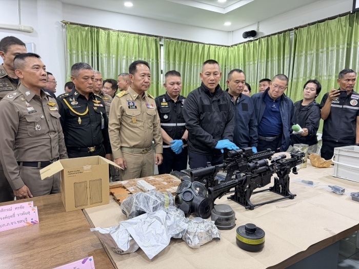 Ermittler und Sicherheitsbehörden präsentierten in Chonburi sichergestellte Sturmgewehre, Munition und weitere beschlagnahmte Gegenstände im Zusammenhang mit dem Fall Sun Mingchen. Bild: TMN.TV