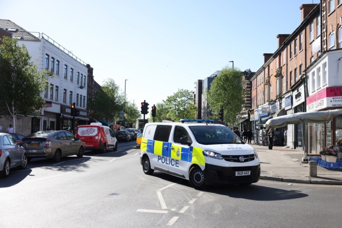 Polizisten patrouillieren im Londoner Stadtteil Golders Green nach einem Messerangriff. Foto: epa/Neil Hall