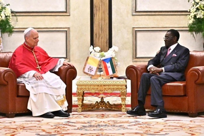 Papst Leo XIV. trifft sich mit dem Präsidenten von Äquatorialguinea, Teodoro Obiang Nguema Mbasogo, im Präsidentenpalast in Malabo. Foto: epa/Luca Zennaro