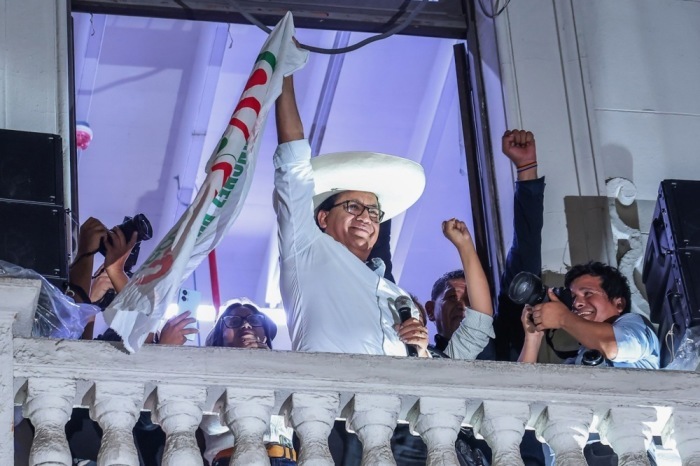 Präsidentschaftskandidat Roberto Sánchez begrüßt Anhänger in Lima nach Veröffentlichung erster Nachwahlbefragungen zur Stichwahl in Peru. Foto: EPA/Aldair Mejia