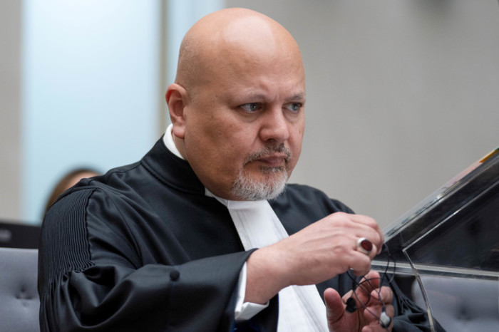 Staatsanwalt Karim Khan, Chefankläger des Internationalen Strafgerichtshofes, sitzt im Gerichtssaal des Weltstrafgerichts. Foto: Peter Dejong/Ap/dpa