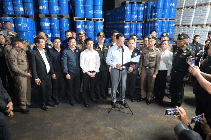 Premierminister Anutin Charnvirakul informiert gemeinsam mit Vertretern von Polizei, ONCB und DSI über die Sicherstellung von 50 Tonnen Chemikalien. Bild: Department of Special Investigation (DSI)