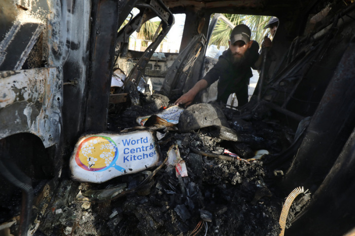 Palästinenser inspizieren die schwer beschädigten Fahrzeuge der in den USA ansässigen internationalen ehrenamtlichen Hilfsorganisation World Central Kitchen (WCK). Foto: Omar Ashtawy/Apa Images Via Zuma Press Wire/dpa