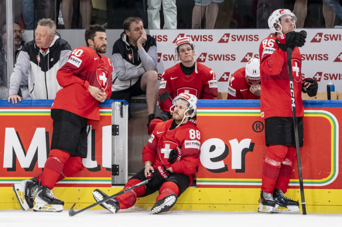 Die Schweizer Roman Josi (l-r), Christoph Bertschy und Janis Moser zeigen ihre Enttäuschung nach der Niederlage. Foto: Claudio Thoma/Keystone/dpa