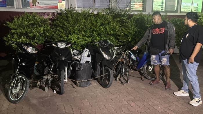 Sichergestellte mutmaßlich gestohlene Motorräder und ausgeschlachtete Fahrzeugrahmen vor der Polizeiwache Bang Lamung. Rechts im Bild steht Hinweisgeber „Golf“ und ein Lokalreporter. Bild: TMN.TV