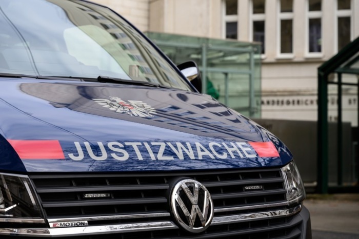 Ein Justizfahrzeug vor dem Landesgericht Wien, das über die Untersuchungshaft des Unternehmers René Benko entscheiden soll. Foto: epa/Max Slovencik