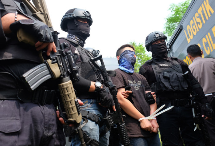  Indonesiens Anti-Drogen-Kräfte bei der Festnahme eines verdächtigen Drogenschmugglers in Anyer, Banten-Provinz, Indonesien. Foto: epa/Str
