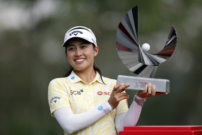 Atthaya „Jeeno“ Thitikul präsentiert nach ihrem Erfolg bei der Honda LPGA Thailand die Trophäe auf dem Old Course des Siam Country Club in Pattaya. Foto: epa/Rungroj Yongrit