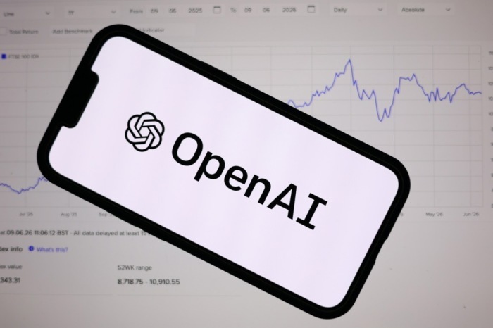 Das OpenAI-Logo vor einer Börsengrafik. Mehrere führende KI- und Technologieunternehmen bereiten ihren Börsengang vor. Foto: EPA/Adam Vaughan