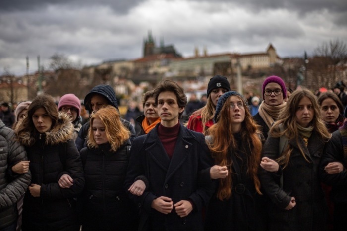 Eine Menschenkette nach einer Gedenkprozession nach der Massenerschießung im Gebäude der Philosophischen Fakultät der Karls-Universität. Foto: epa/Martin Divisek