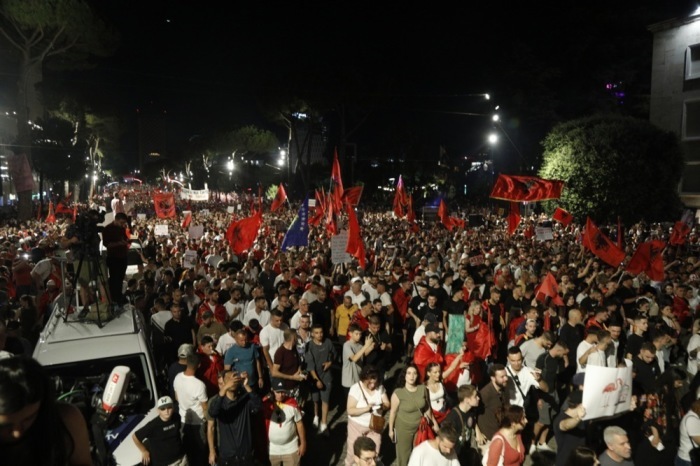 Demonstranten protestieren in Tirana gegen ein mit Jared Kushner verbundenes Küstenresort-Projekt. Foto: EPA/Malton Dibra
