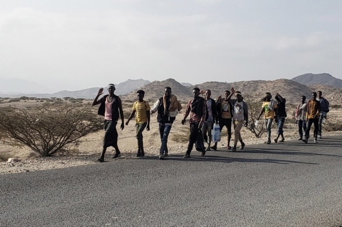 Einwanderer gehen zu Fuß am Rande einer Straße in der südlichen Provinz Lahj. Foto: epa/Yahya Arhab