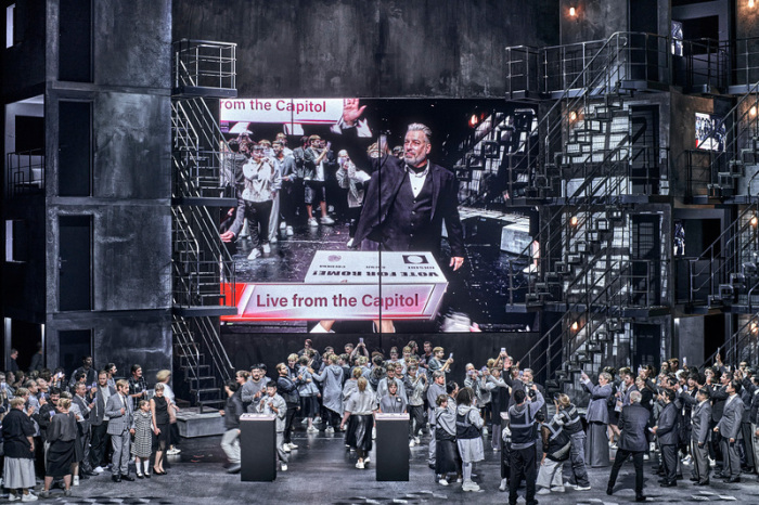 Mitwirkende der Oper „Rienzi“ stehen bei der Generalprobe mit Festspielchor und Sonderchor auf der Bühne der Bayreuther Festspiele. Foto: Enrico Nawrath/Bayreuther Festspiele/dpa