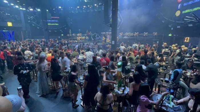 Beamte stoppen die Musik, schalten das Licht ein und beginnen mit Drogen- und Passkontrollen im Club. Bild: TMN.TV