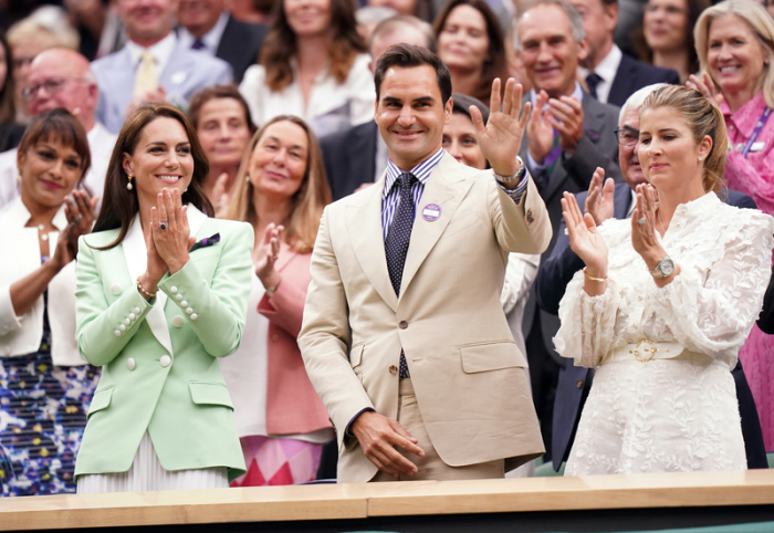 Wimbledon, Ehrung: Prinzessin Kate (l-r), Roger Federer, ehemaliger Tennisprofi aus der Schweiz, und seine Frau Mirka Federer stehen in der königlichen Loge während des zweite Turniertages. Foto: Adam Davy/Pa Wire/dpa
