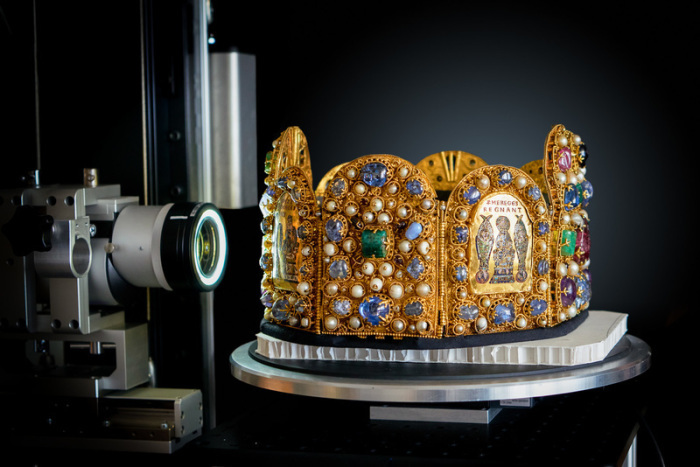 Eine 3D-Digitalmikroskop ist auf die Reichskrone gerichtet. Die rund 1000 Jahre alte Krone der deutschen Kaiser wird so gründlich wie noch nie wissenschaftlich untersucht. oto: KHM-Museumsverband/dpa