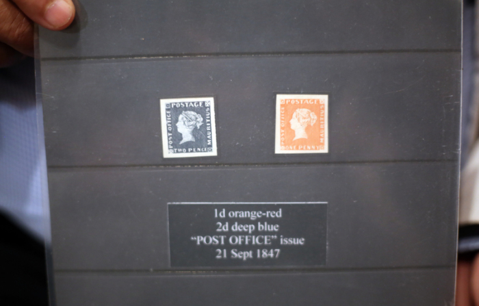Repliken der ersten Serie der Roten und Blauen Mauritius Briefmarke, die 1847 erstmalig im Postamt des Inselstaats herausgegeben und abgestempelt wurden. Foto: Vel Moonien/dpa