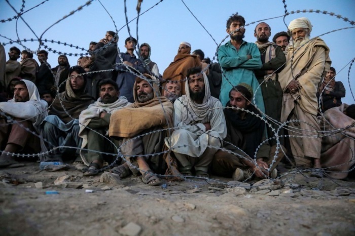 Afghanische Flüchtlinge warten in einer Notunterkunft auf ihre Rückkehr in ihr Heimatland. Foto: epa/Samiullah Popal