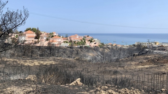 Ein durch ein Lauffeuer ausgebranntes Gebiet im Dorf Genadi auf der Insel Rhodos. Foto: epa/Damianidis Lefteris
