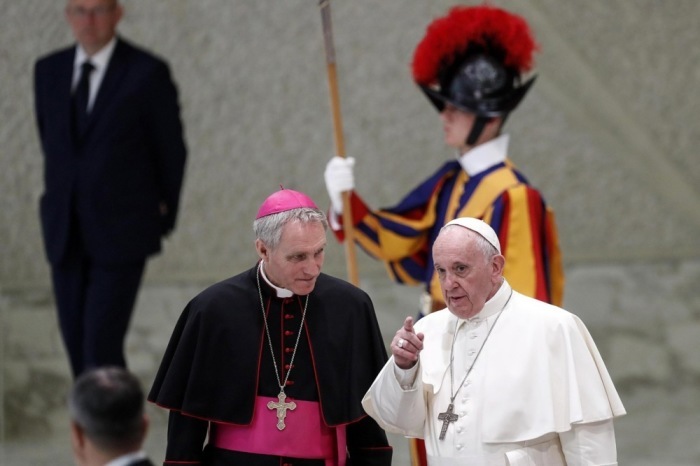 Papst Franziskus (R) mit seinem persönlichen Sekretär, Erzbischof Georg Ganswein (L). Foto: epa/Riccardo Antimiani