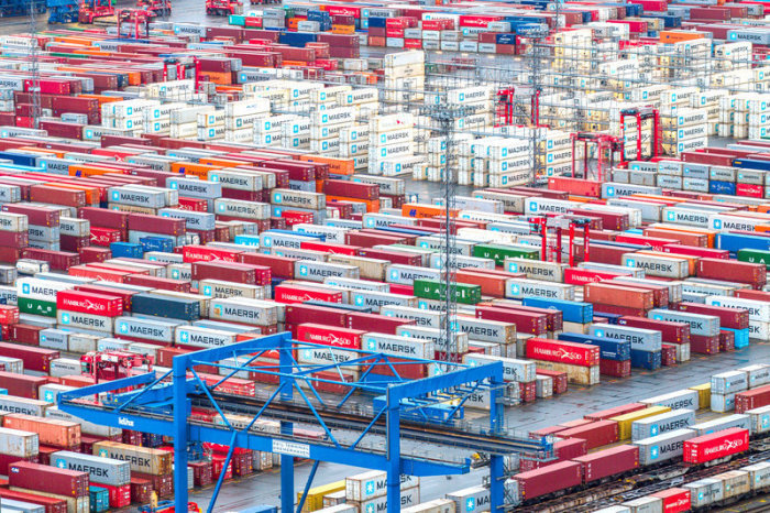 Container liegen im Hafen (Aufnahme mit einer Drohne). Foto: Sina Schuldt/dpa