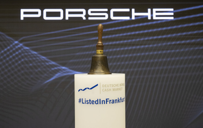 Die «Kursglocke» steht zum Börsengang von Porsche auf dem Parkett des Handelssaals bereit. Viele Unternehmen schieben angesichts unsicherer Rahmenbedingungen ihre Pläne für einen Börsengang auf. Foto: Boris Roessler/dpa
