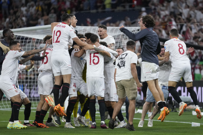 Die Spieler des FC Sevilla feiern den Sieg. Foto: Darko Bandic/Ap/dpa