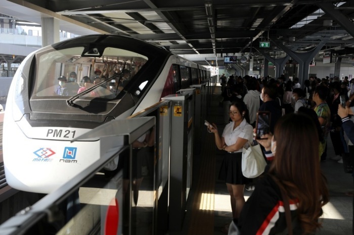Die thailändische Regierung plant einen einheitlichen Fahrpreis von 17 bis 45 Baht für Fahrten auf allen Metro- und Bahnlinien in Bangkok. Foto: epa/Narong Sangnak