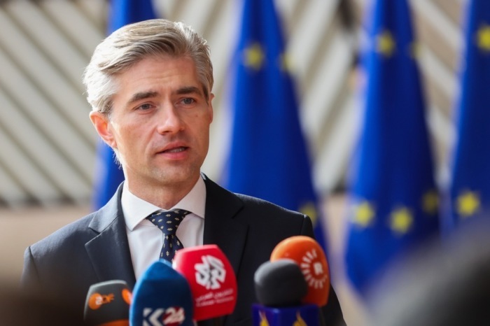 Der litauische Außenminister Kestutis Budrys spricht bei seiner Ankunft zu einer Tagung des Rates „Auswärtige Angelegenheiten“ (FAC) in Brüssel mit den Medien. Foto: epa/Olivier Hoslet