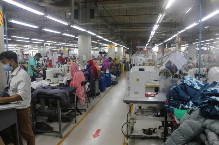 Beschäftigte der 4A Yarn Dyeing Ltd. arbeiten in der Fabrik in Kaichabari im Industriegebiet. Foto: Nazrul Islam/dpa