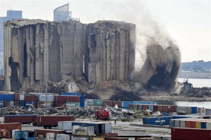 Der Staub steigt auf, als Teile der Getreidesilos am zweiten Jahrestag der Hafenexplosion in Beirut einstürzen. Foto: epa
