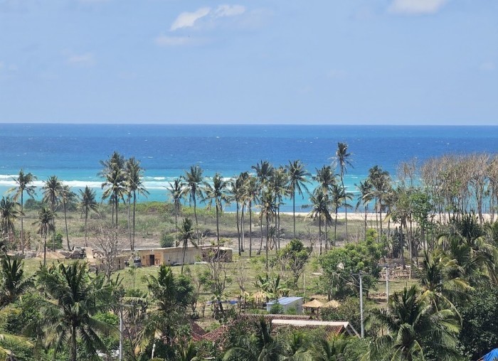 An der Küste des Dorfes Buwun Mas auf Lombok haben die Bauarbeiten für „Marina Bay City“ begonnen – ein Megatourismusprojekt australischer Investoren. Foto: picture alliance/dpa | Ahmad Pathoni