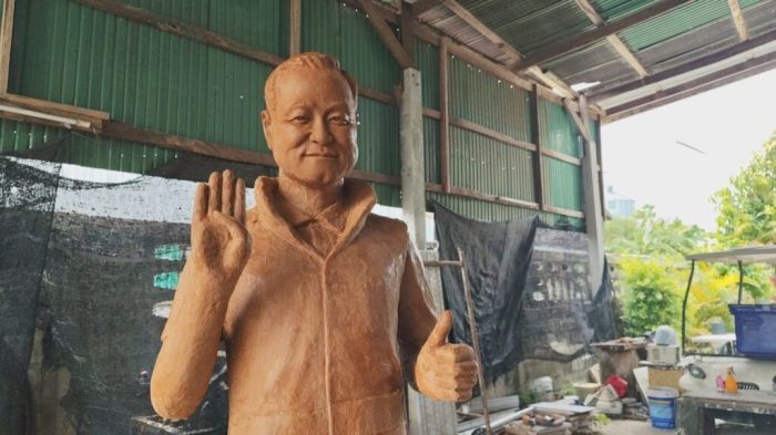 Eine Wachsfigur von Premierminister Anutin Charnvirakul soll als satirischer Blick auf das aktuelle Zeitgeschehen Besucher zum Kerzenfestival nach Korat locken. Bild: Khaosod